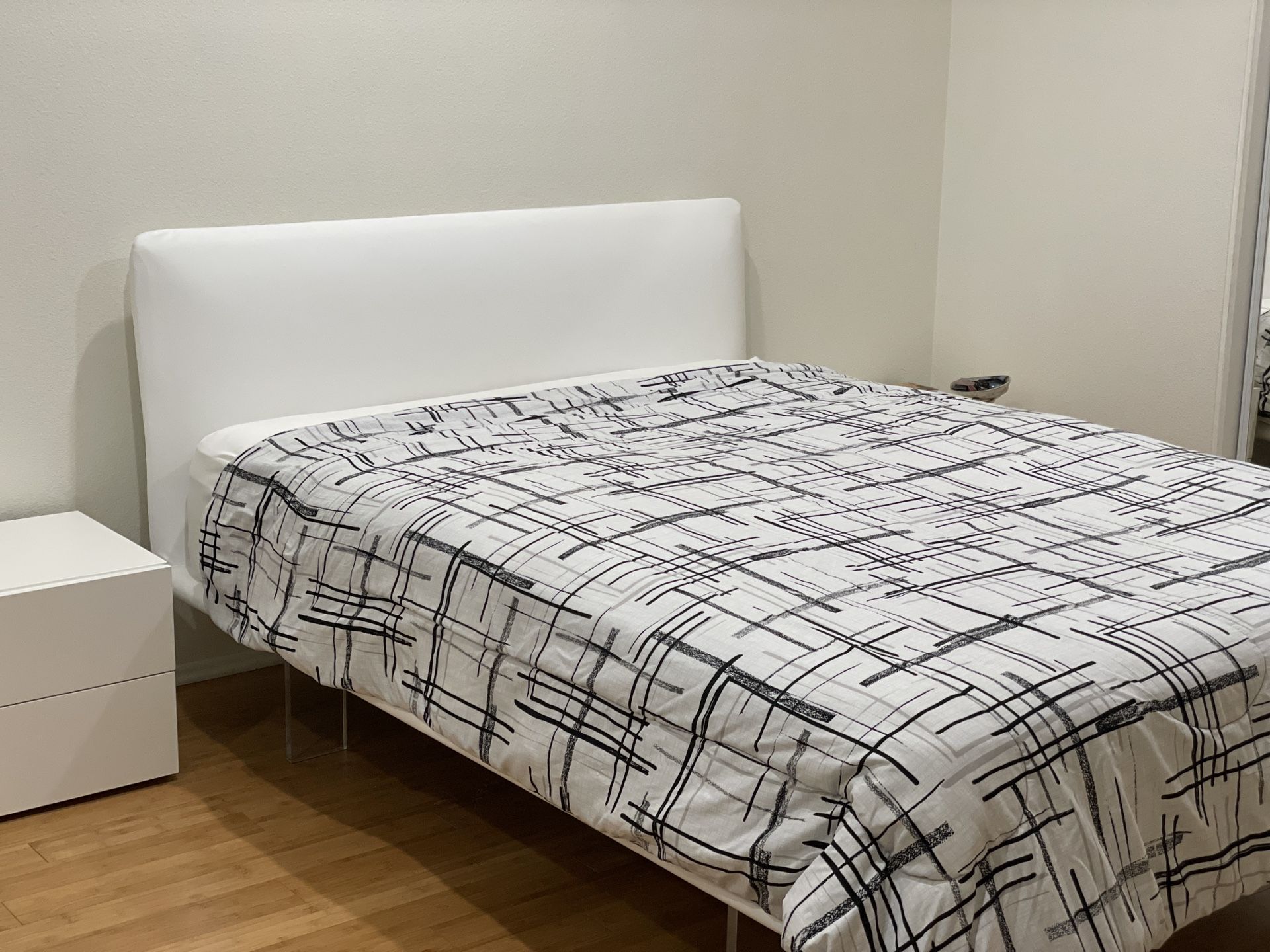 Pianca Filo Queen Size Bed + Pianca People Night Stands