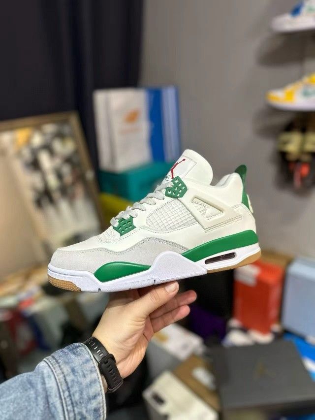 Nike SB x Jordan Air Jordan 4 "Pine Green" Limited Edition Mid-Height Retro Basketball Shoes, Men's and Women's， Green and White Color Scheme