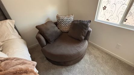 Round Love seat w/3 Pillows
