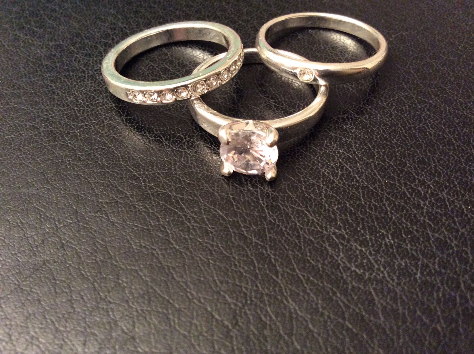 3 piece Diamond women’s silver wedding ring set. ($20 cash ) cubic zirconia