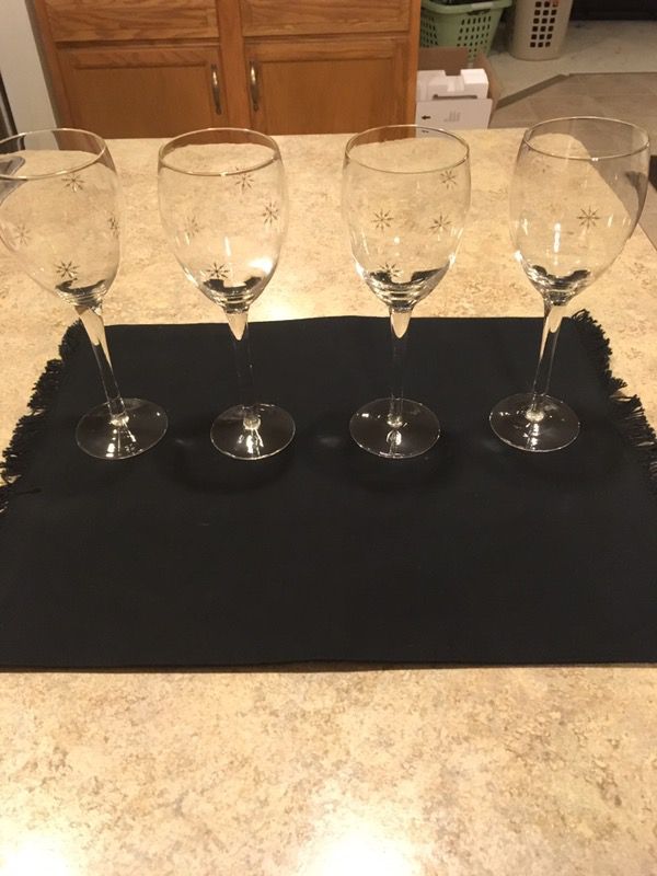 4 Snowflake Detailed Wine Glasses
