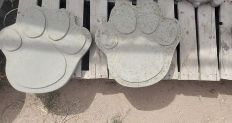 16x16 2in Thick Concrete Dog Paws Stepping Stone