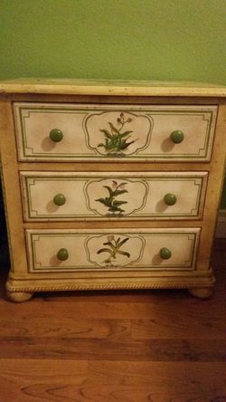 Lovely 3 drawer dresser/lamp table