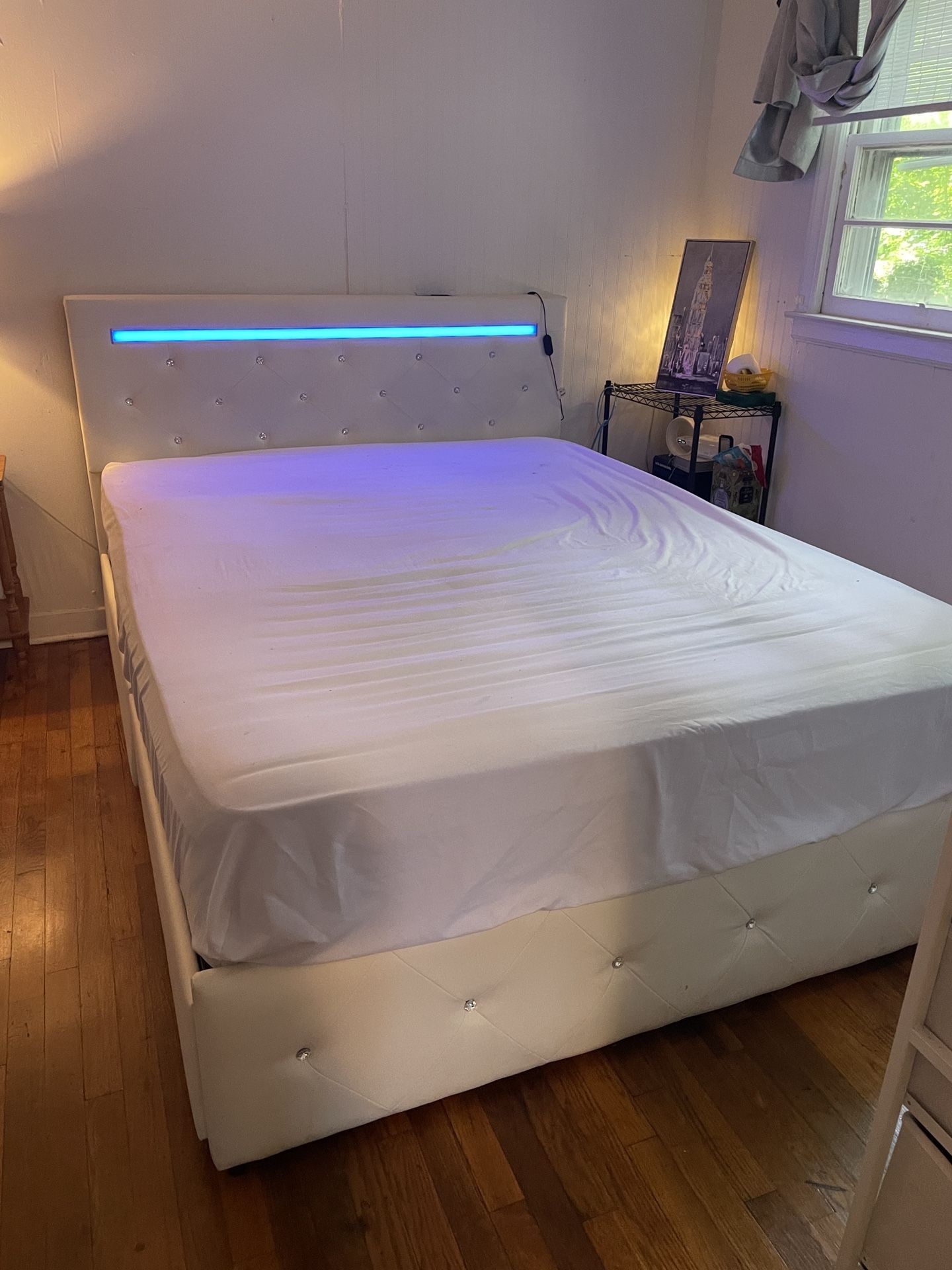 Queen size led with 4 storage drawers under (new)