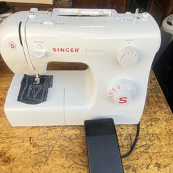 SINGER Tradition 2250 Mechanical Sewing Machine  Serviced Like New