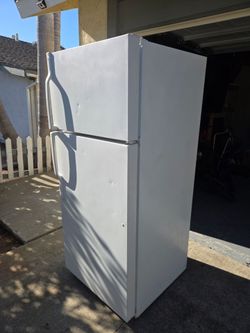 GE Fridge 18cu 30"