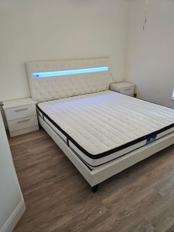 Cama Led con Colchón y 2 mesas de noche
