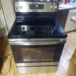 Less than 3 yrs old GE Glasstop stove Near New Condition