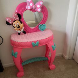 Minni Mouse Make Up Desk $20