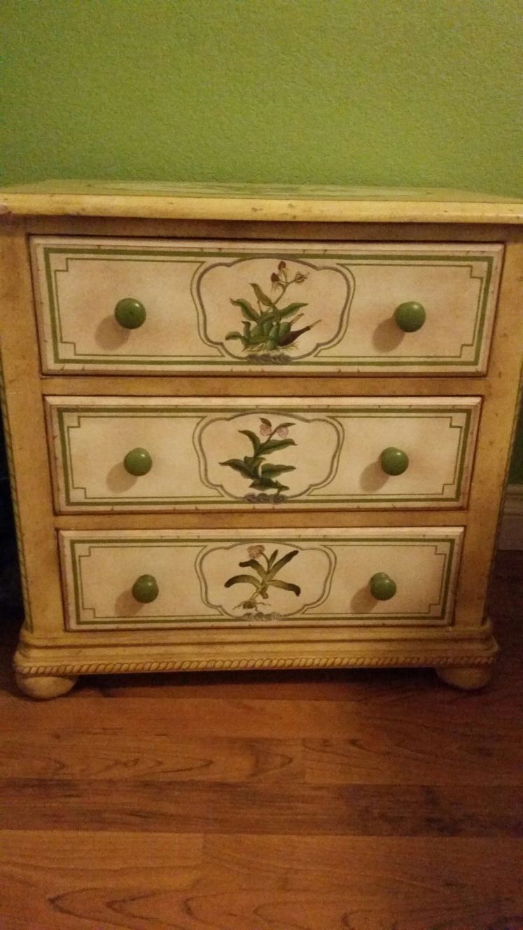 Lovely 3 drawer dresser/lamp table