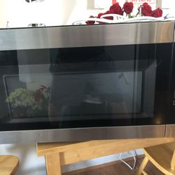 2017 Over The Oven Whirpool Microwave