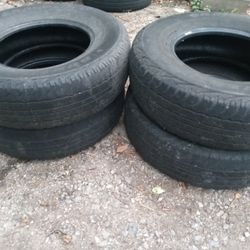Decent Set Of Dunlop 245 75 16in Tires 50$
