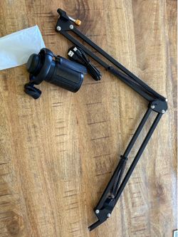 USB Streaming Microphone Kit with Adjustable Boom Arm - Perfect Condition!