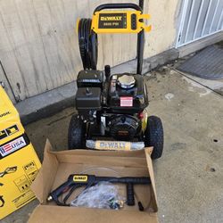 Dewalt 3600 PSI 2.5 GPM Gas Cold Water Professional Pressure Washer with HONDA GX200 Engine
