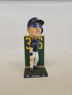 2003 Ichiro Suzuki Seattle Mariners 326 Wall Catch  Nissan Bobblehead I-8375