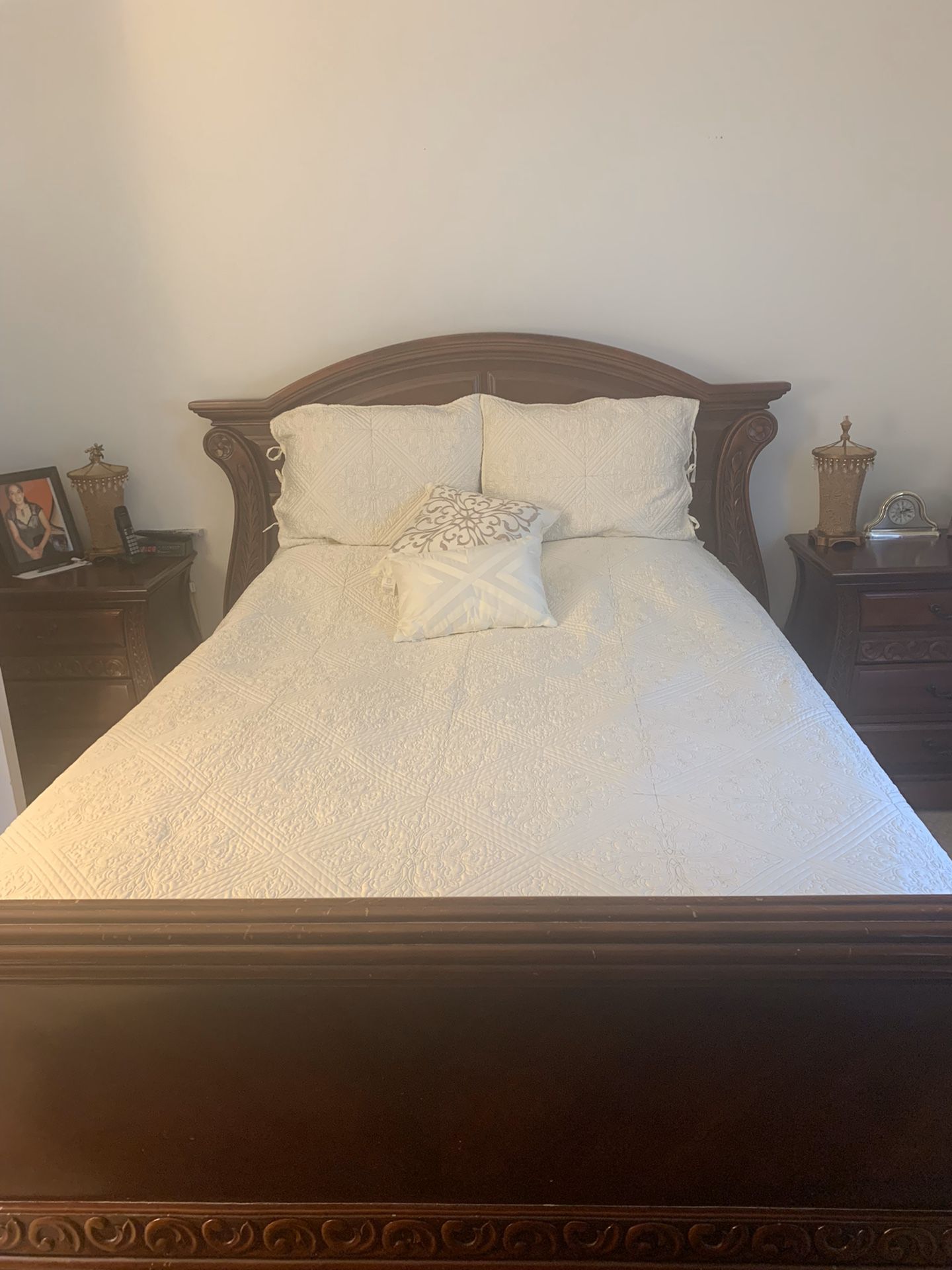 Traditional style queen bedroom set