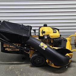  DEWALT
DEWALT 28 in. 224cc 3-in-1 Self-Propelled Gas Push Lawn Mower