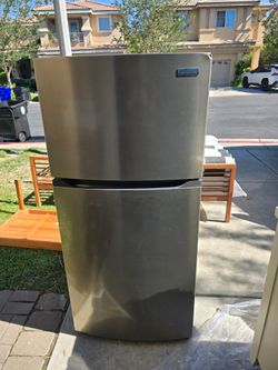 Frigidaire 14 Cu. Ft. Top Freezer Refrigerator – Works Great