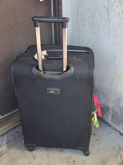 Urban luggage extra large very good condition very roomy for $30 in upland ca no delivery