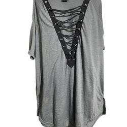 Hot Topic Vneck Lace Cold Shoulder Top pre-owned beautiful condition