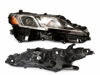 8th Gen Toyota Camry Right Headlight Assembly/Excellent Condition/Made in Taiwan