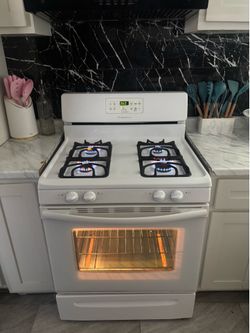 Stove Frigidaire white