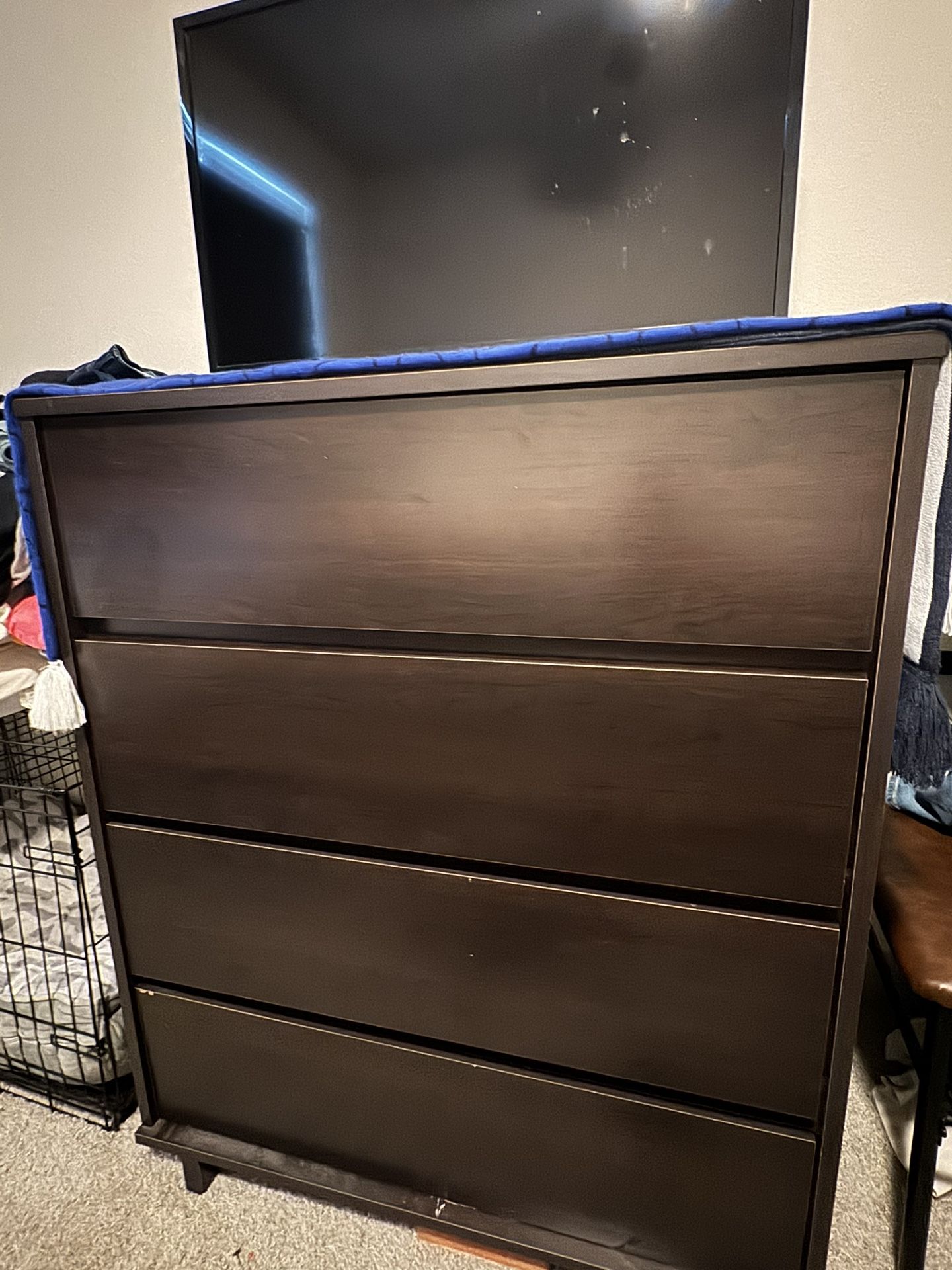 2 Nightstands & Dresser
