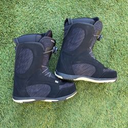 Women’s 10 Head snowboard boots. BOA