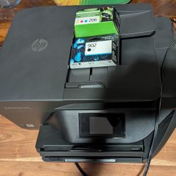 HP Printer With Ink  Cartridges