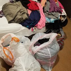 GRATIS  BOLSA GRANDE de ropa de MUJER y hombre. Solo mande mensage si esta listo para venir ahorita 