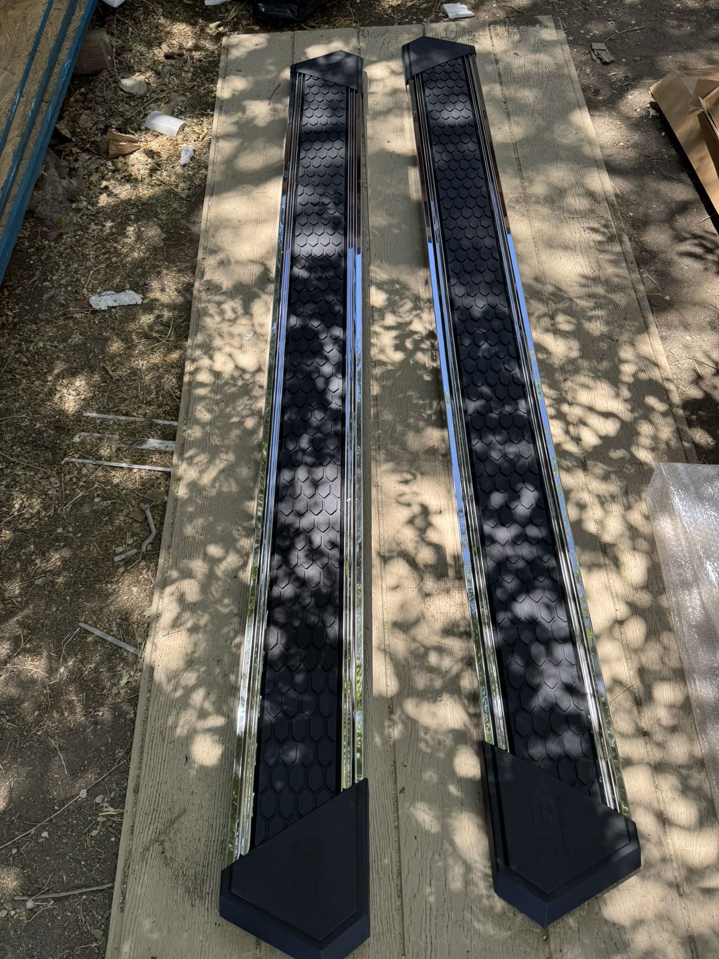 Almohadilla de paso de panal de abeja cromada SS de 8 pulgadas compatible con 11-18 Ram 1500 Crew Cab de 4 puertas