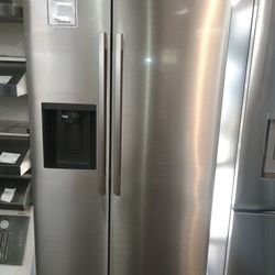 LG REFRIGERATOR  SIDE BY SIDE ICE/WATER AND BAR HANDLES