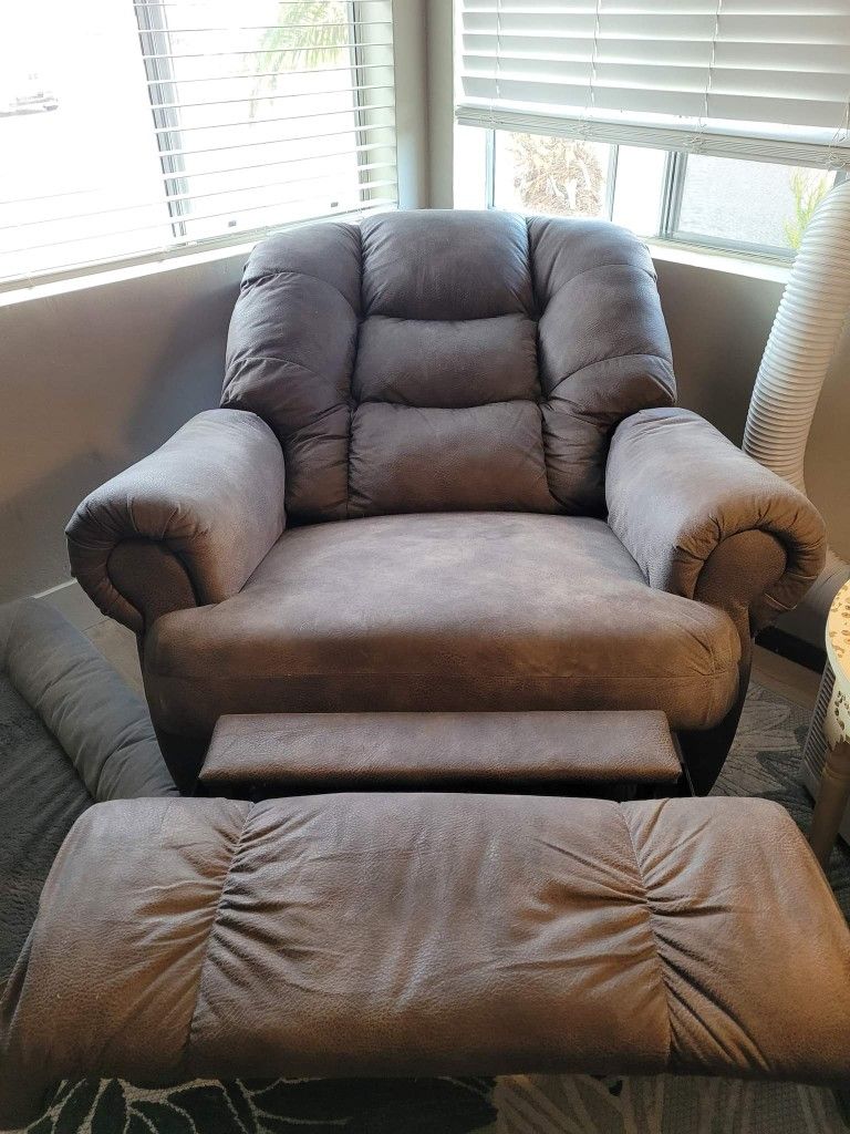 LARGE recliner for Sale in San Diego, CA OfferUp