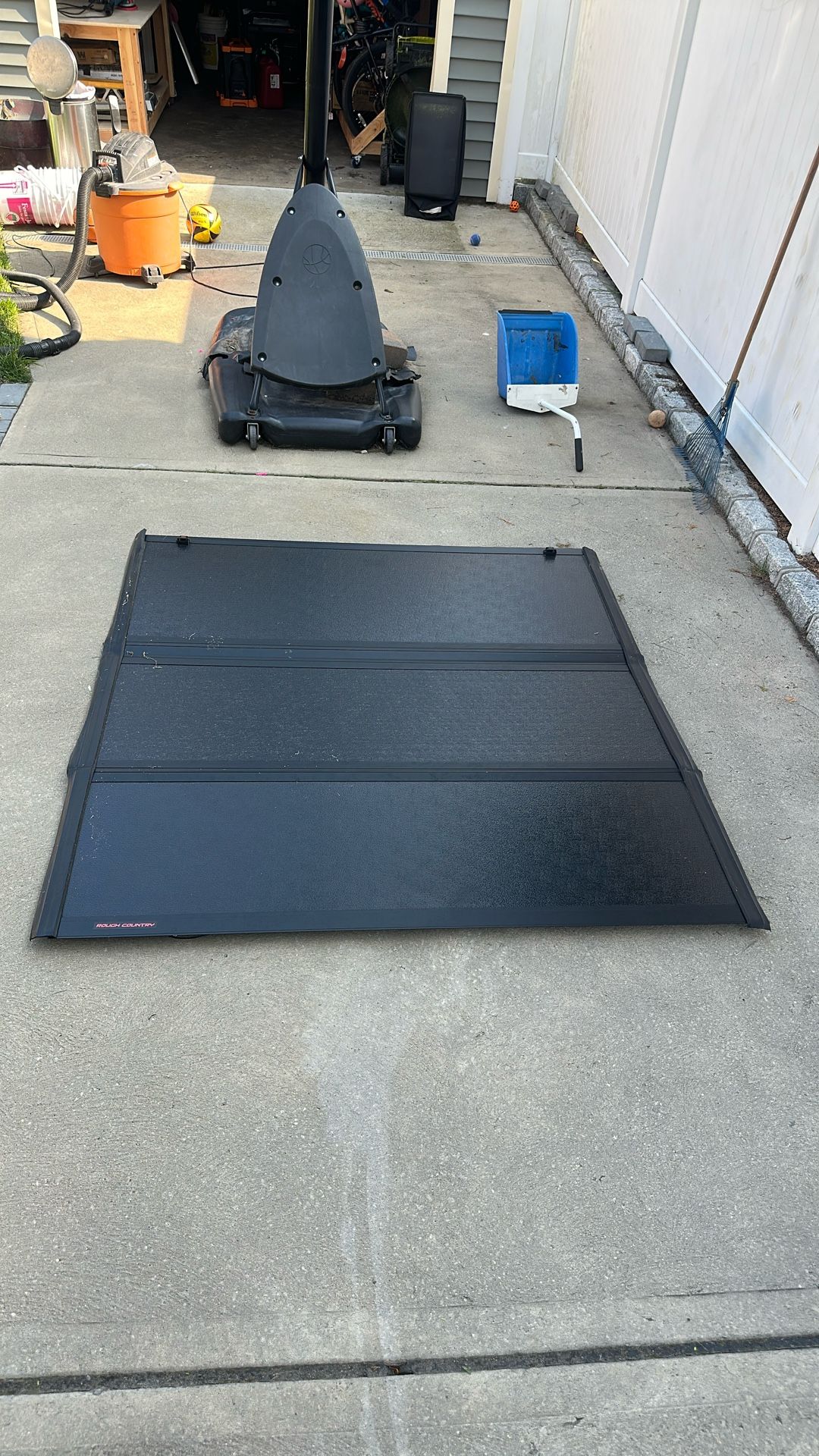 Rough Country Hard Tri-Fold Tonneau For RAM