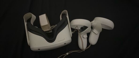 Oculus meta quest 2 with controllers included