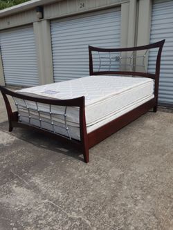 Queen 👑 size bed frame solid wood