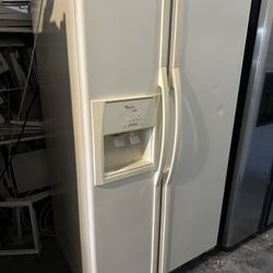 Refrigerator with icemaker and water works great with Sell all the time