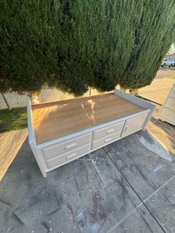 Twin white bed frame with 4 drawers under the bed with storage