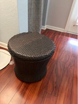 Like new Ottoman wicked