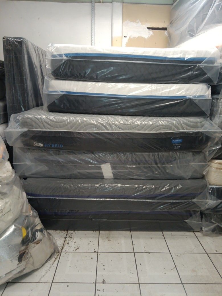 ππΎπ€π€π€ $249 California King/Eastern King Memory Foam Mattress Available $249 ππΎπ€π€π€