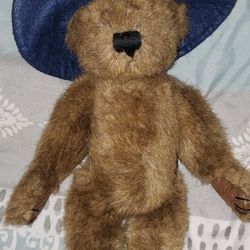 Boyds Bear Aunt Yvonne DuBeary #1364 Artisan Series Brown With Hat.
Does not have scarf.