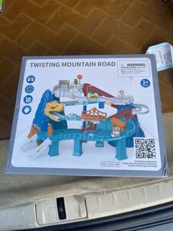 Twisting mountains road play set