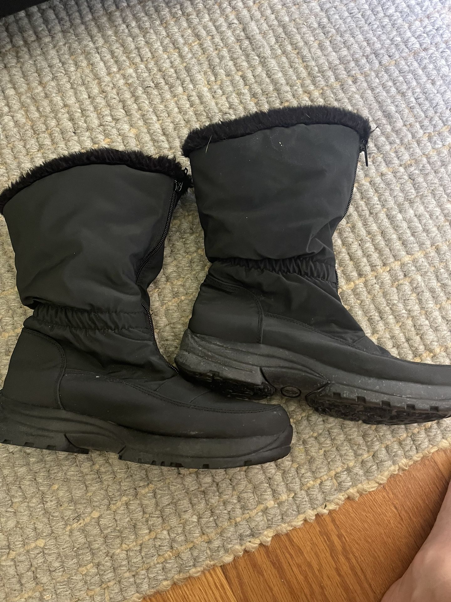 Size 8 Women’s Snow Boots