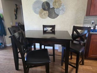 Solid mahagony wood dinning table with 4 chairs