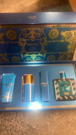 Experience the bold sophistication of the Versace Eros Eau de Parfum Gift Set, featuring a warm, spicy fragrance that blends vibrant Italian lemon, ma