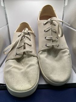 Size: 10 cream-colored TOMS low-top lace-up sneaker