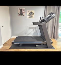 HORIZON 7.4AT TREADMILL ( LIKE NEW & DELIVERY AVAILABLE TODAY)