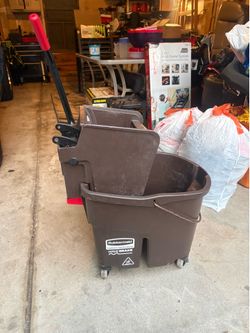Rubbermaid Commercial WaveBrake Mop Bucket with Wringer – Heavy Duty