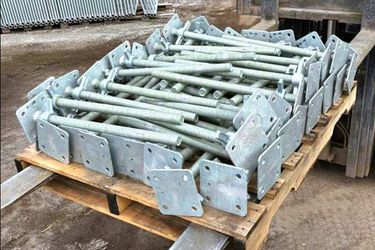 Screw Jacks with Base Plates for Scaffolds