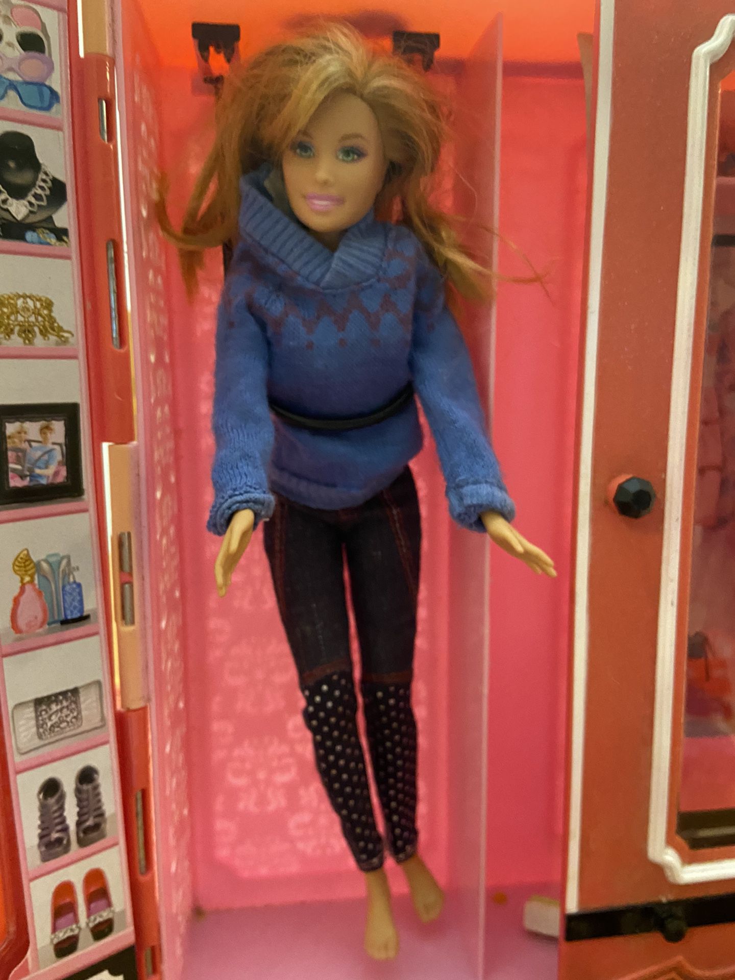 Barbie: Doll, Closet, 19 Pieces Of Clothing